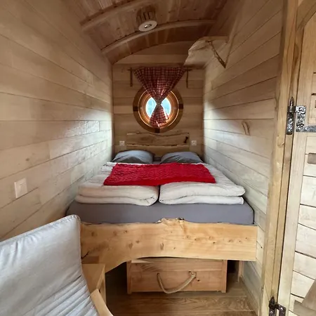 Campismo de Luxo Roulotte Insolite à La Ferme *